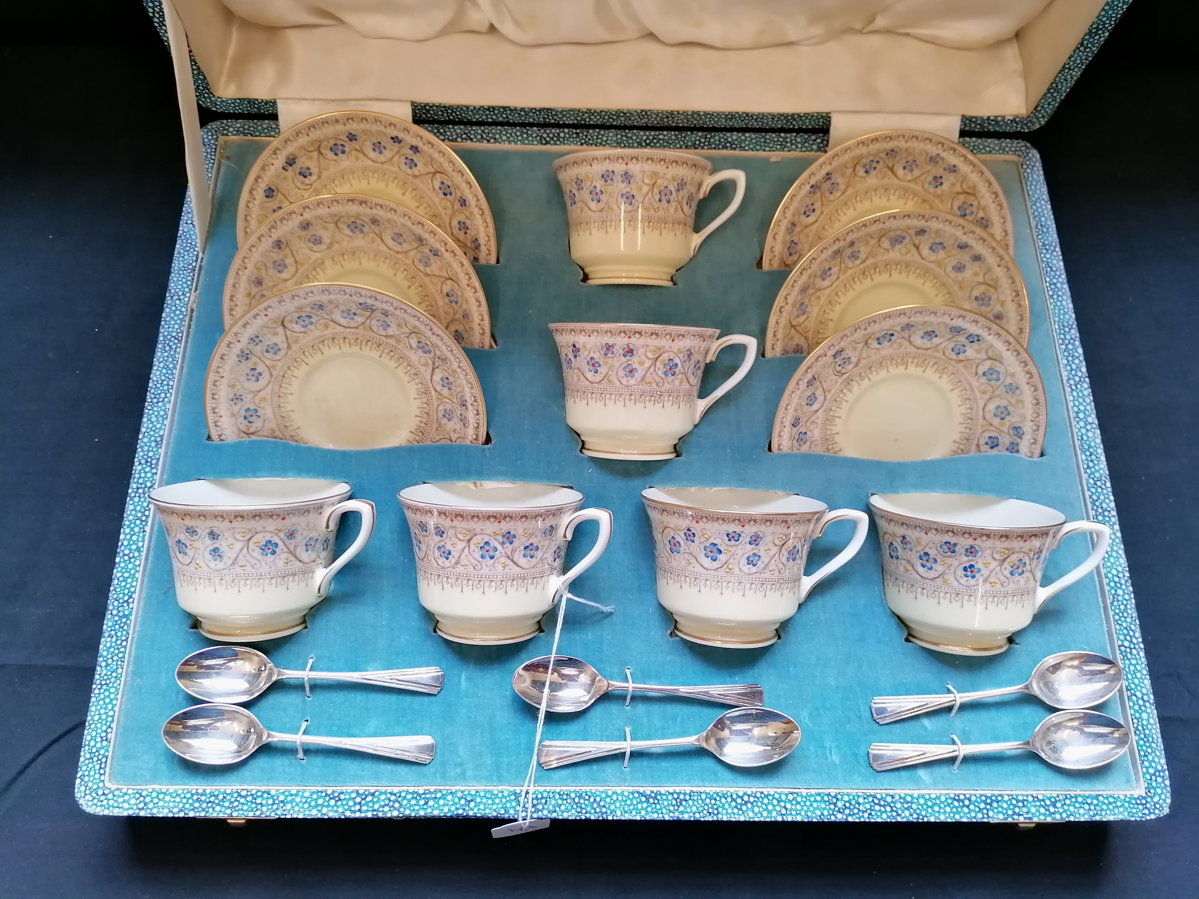 Fine cased set Royal Worcester coffee cups and saucers with original coffee spoons circa 1925.