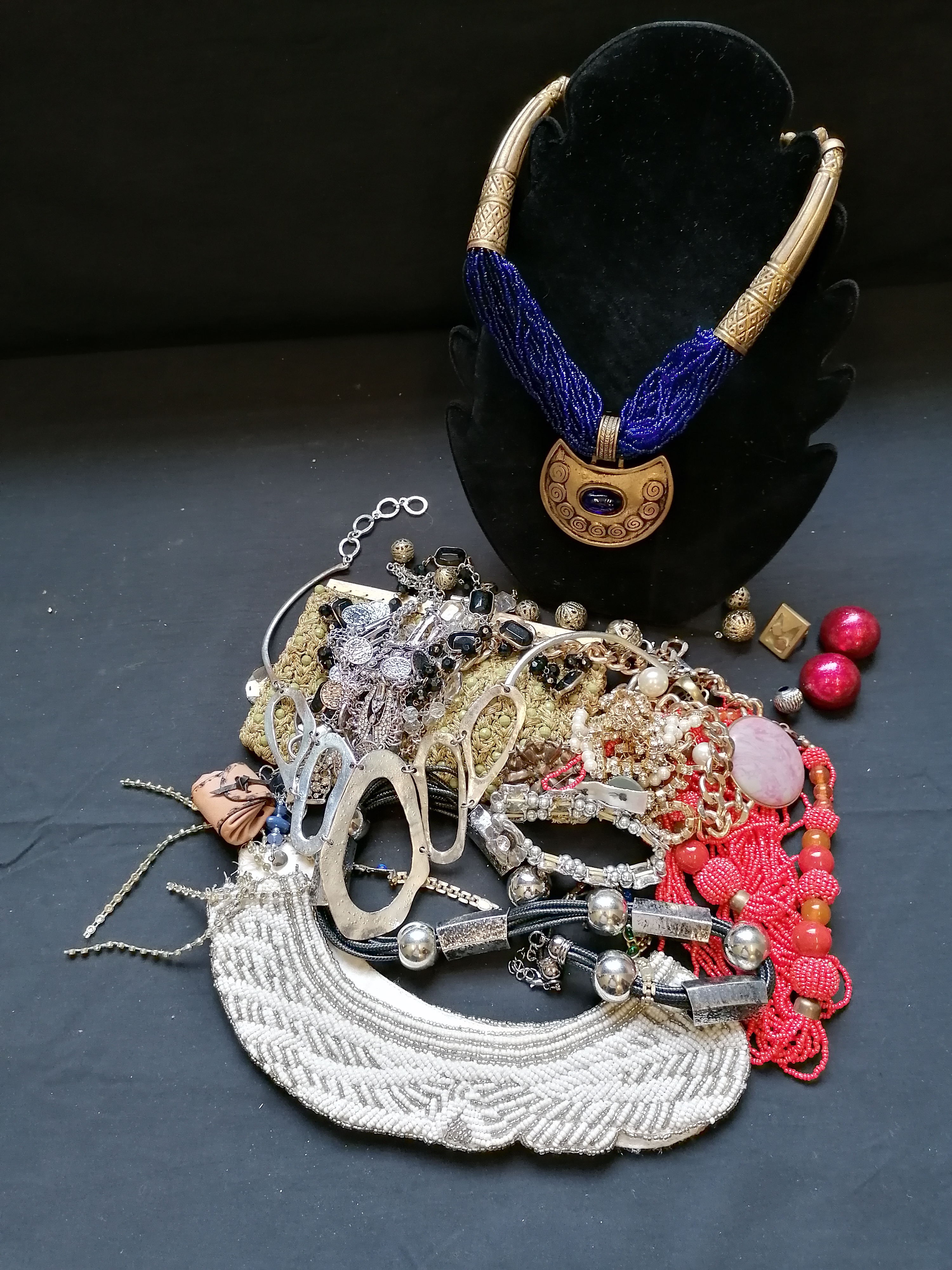 A collection of miscellaneous costume jewellery.