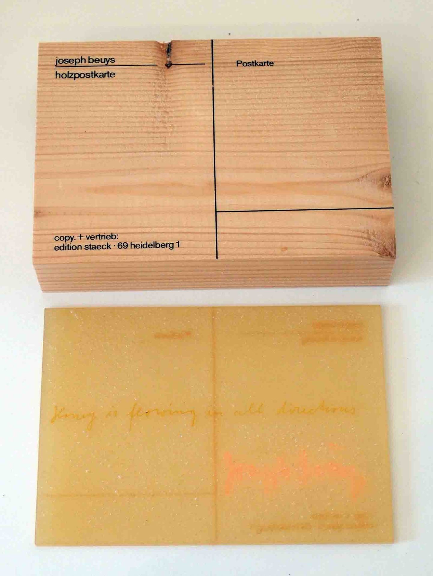 Joseph BeuysKrefeld 1921 - 1986 DüsseldorfHolzpostkarte. Siebdruck auf Fichtenholz. 1974. 10,3 x