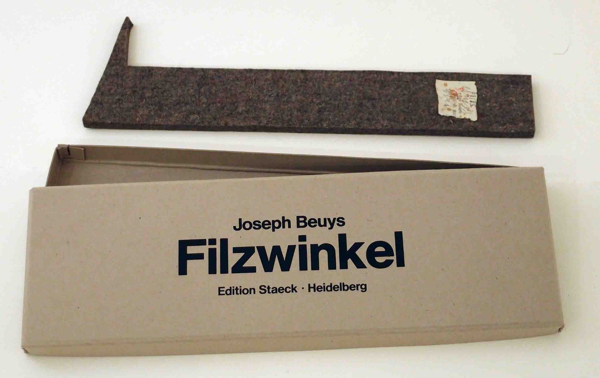 Joseph BeuysKrefeld 1921 - 1986 DüsseldorfFilzwinkel. Filzobjekt. 1985. 36 x 10,7 x 1 cm. Signiert