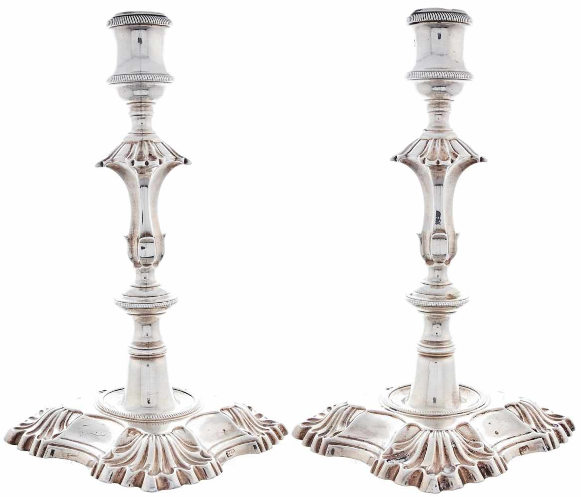 Silberkerzenleuchter Repräsentatives und äußerst hochwertiges Paar George II Kerzenleuchter aus