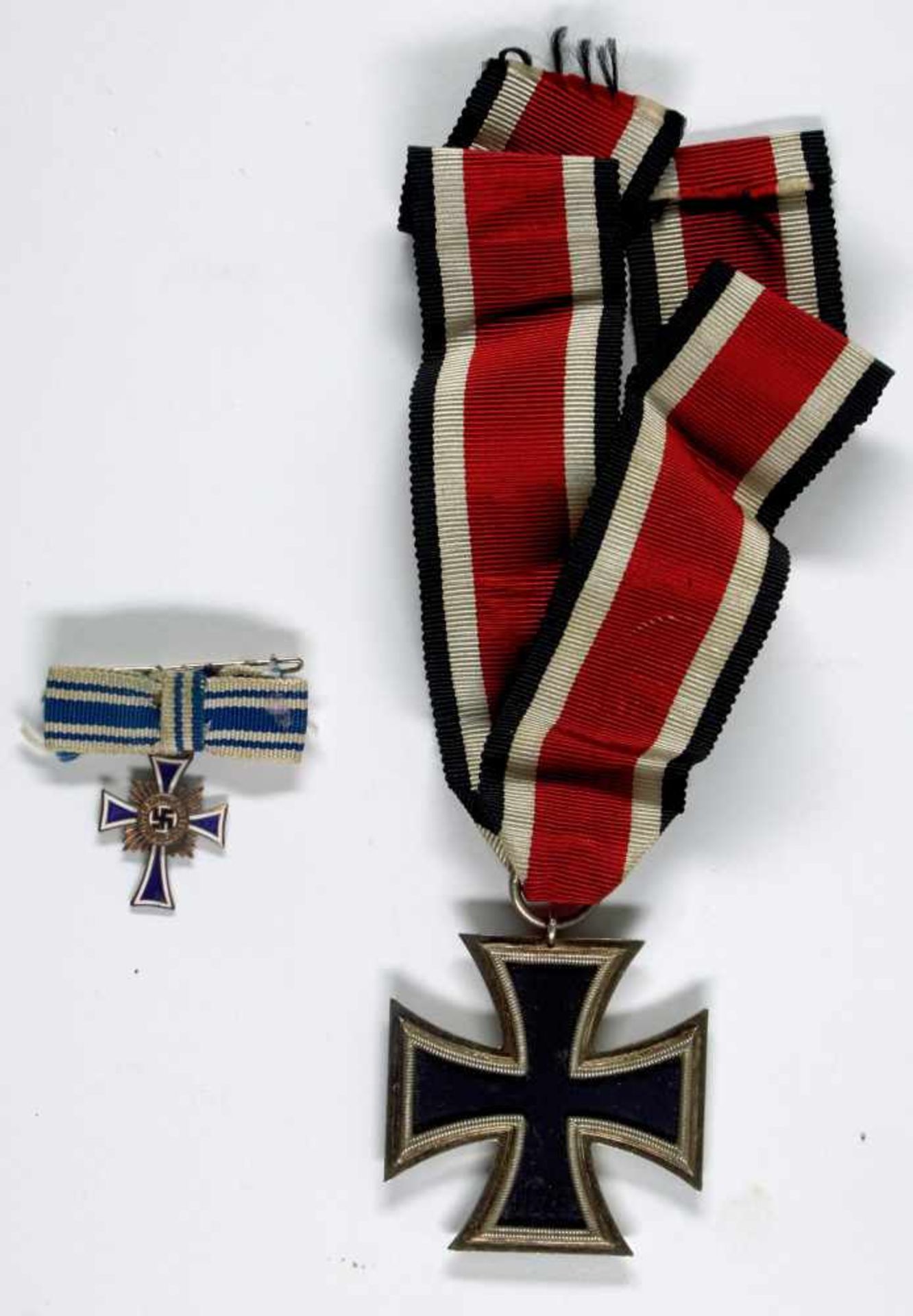 Allg. militärische Auszeichnungen 2. Weltkrieg Eisernes Kreuz 1939 2. Klasse, am Band, dazu Miniatur