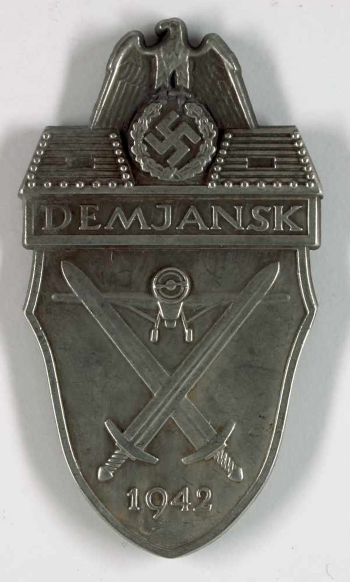 Auszeichnungen Wehrmacht Heer 2. Weltkrieg Demjansk Ärmelschild in Silbergrau, Eisen patiniert (