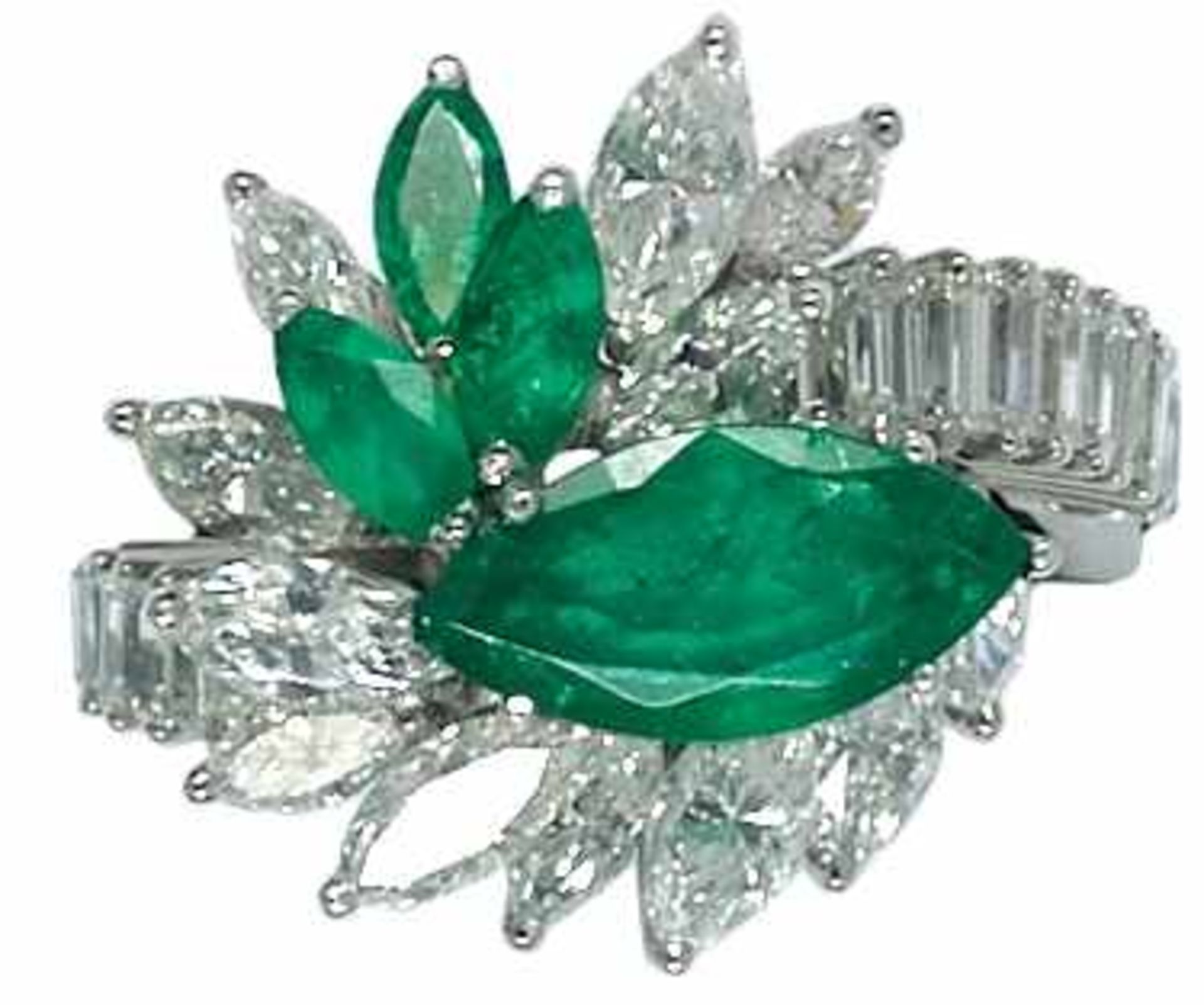 Ringe Hochwertiger und extravaganter Damencocktailring mit Diamant- und Smaragdbesatz. 950er Platin,