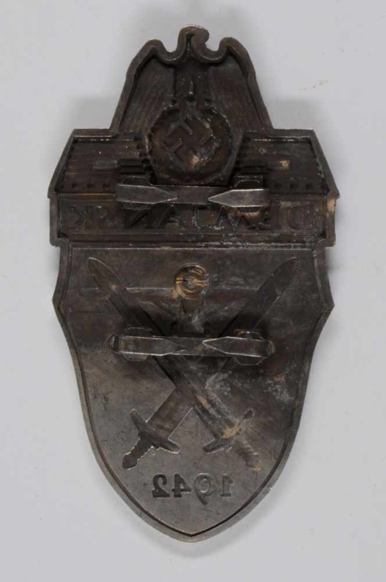 Auszeichnungen Wehrmacht Heer 2. Weltkrieg Demjansk Ärmelschild in Silbergrau, Eisen patiniert ( - Bild 3 aus 3