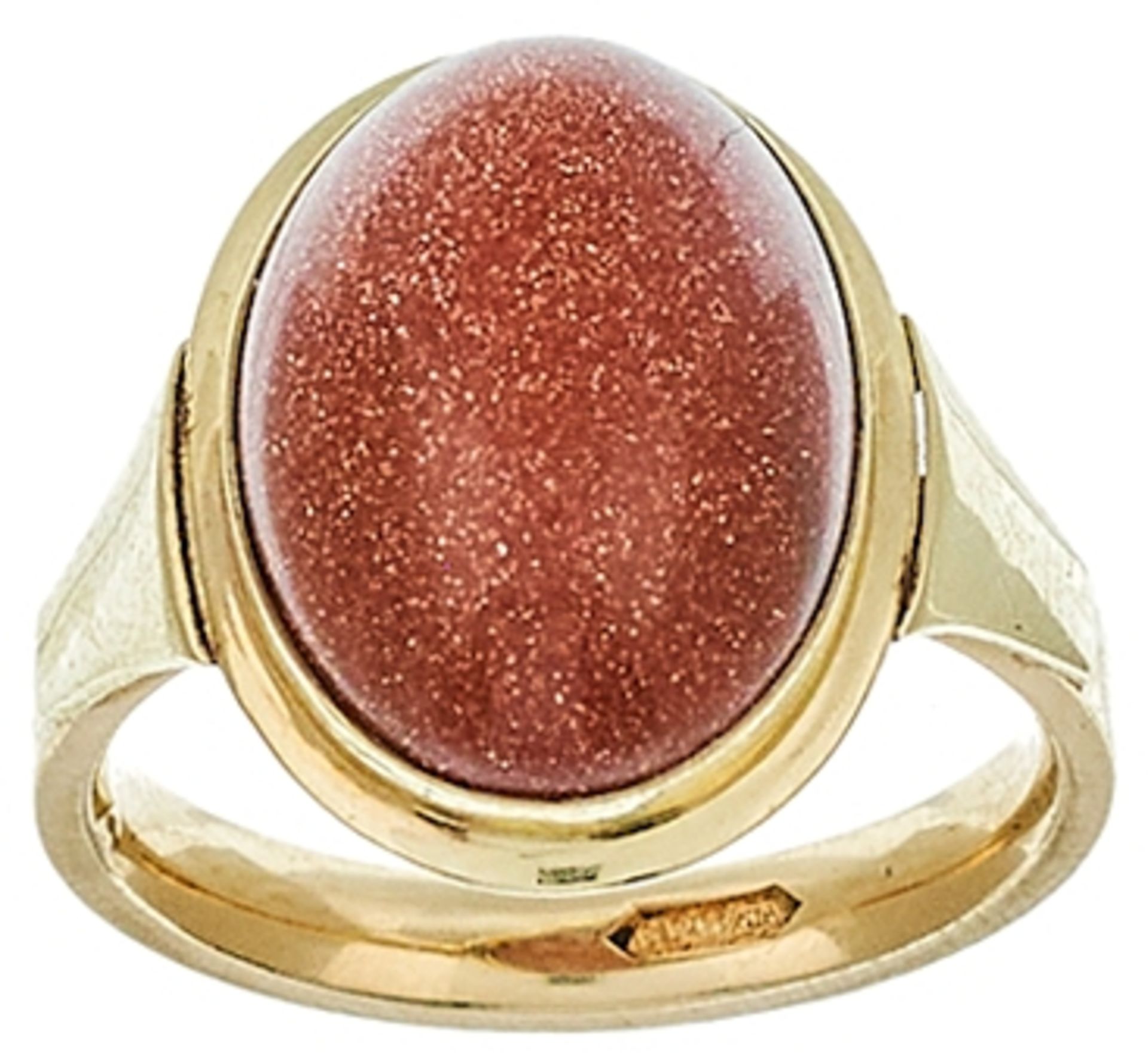 Ringe mit Steinbesatz Dekorativer Damenfingerring mit einem Goldfluss-Cabochon als Besatz. 20. Jh.