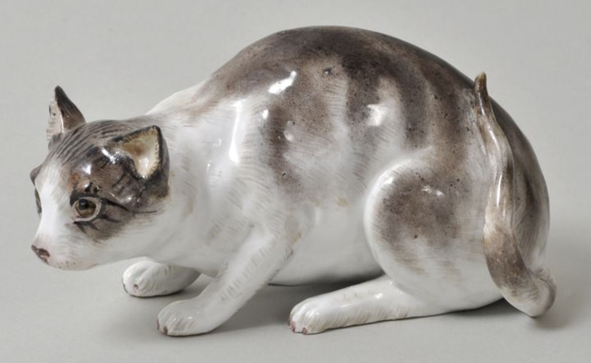 Tierfigur Lauernde Katze, Meissen, Ausformung 18. Jh.