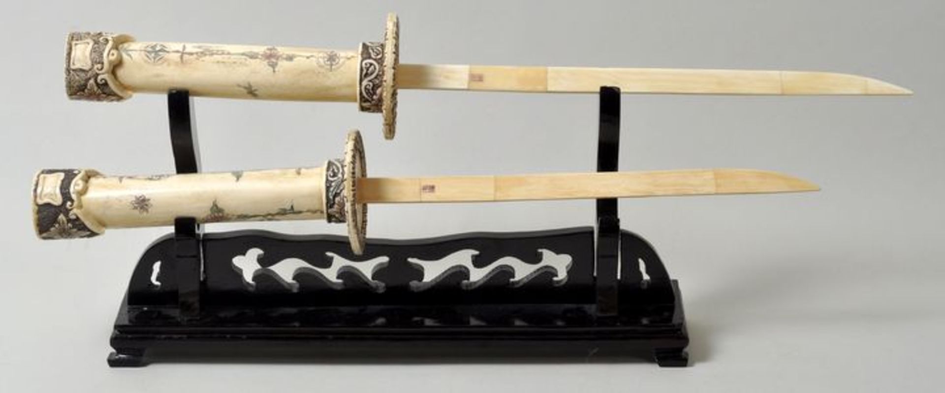 Paar Zierschwerter auf Schwertständer, Japan, E. 19. Jh.< - Bild 2 aus 3
