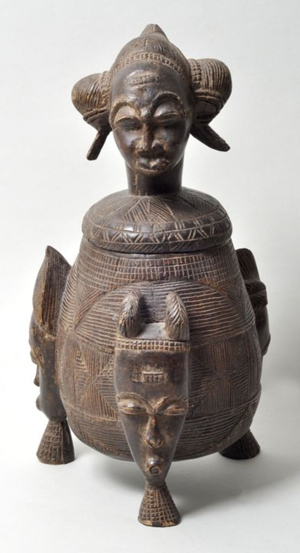 Behältnis mit anthropomorphem Deckel, Elfenbeinküste, Baule<b