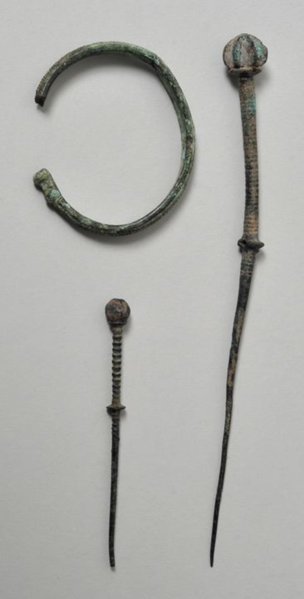 Zwei Gewandnadeln und Armreif, Bronzezeit
