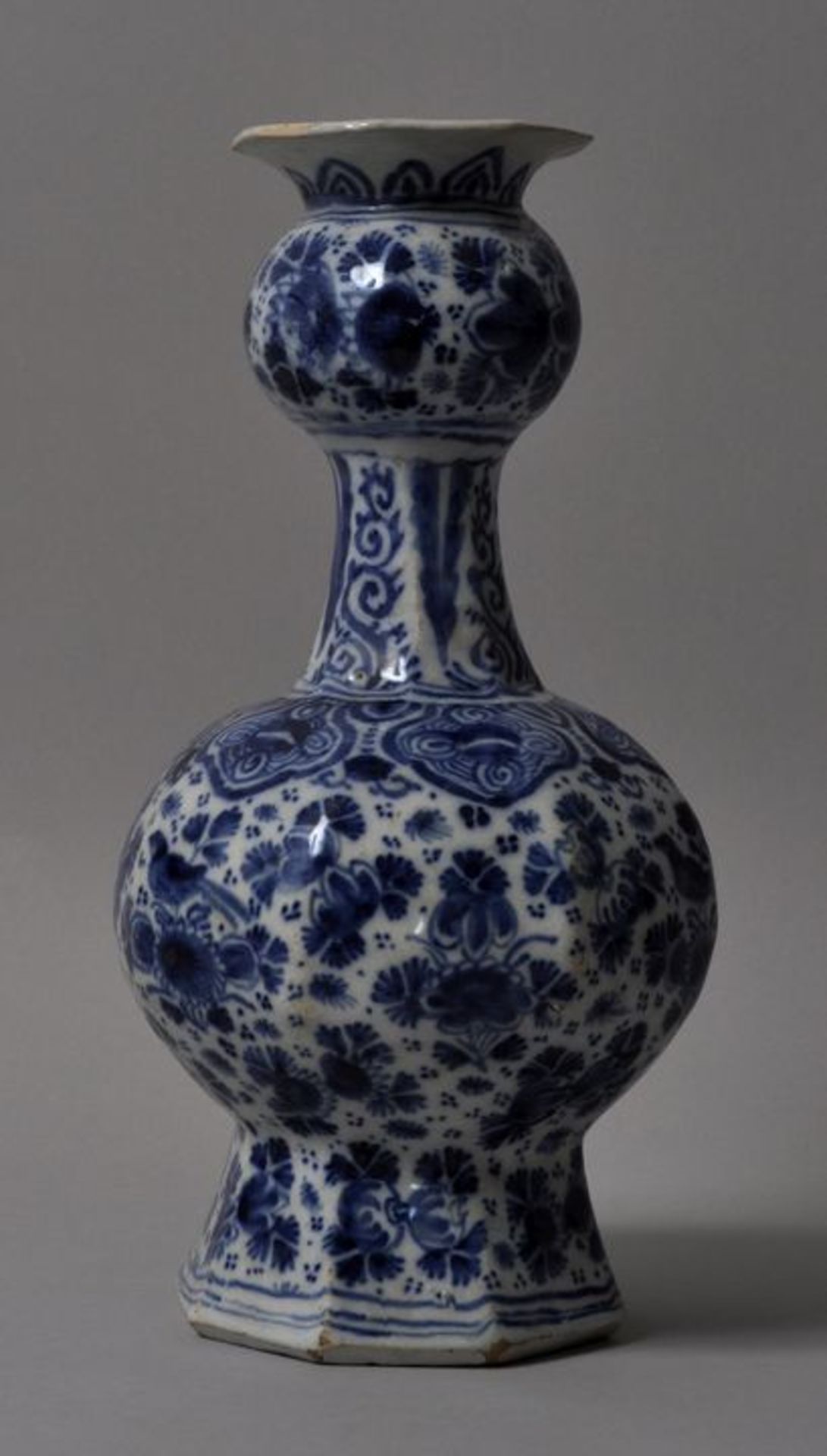 Flaschenvase, sog. Knubbelflasche, Delft oder Nürnberg, um 1700