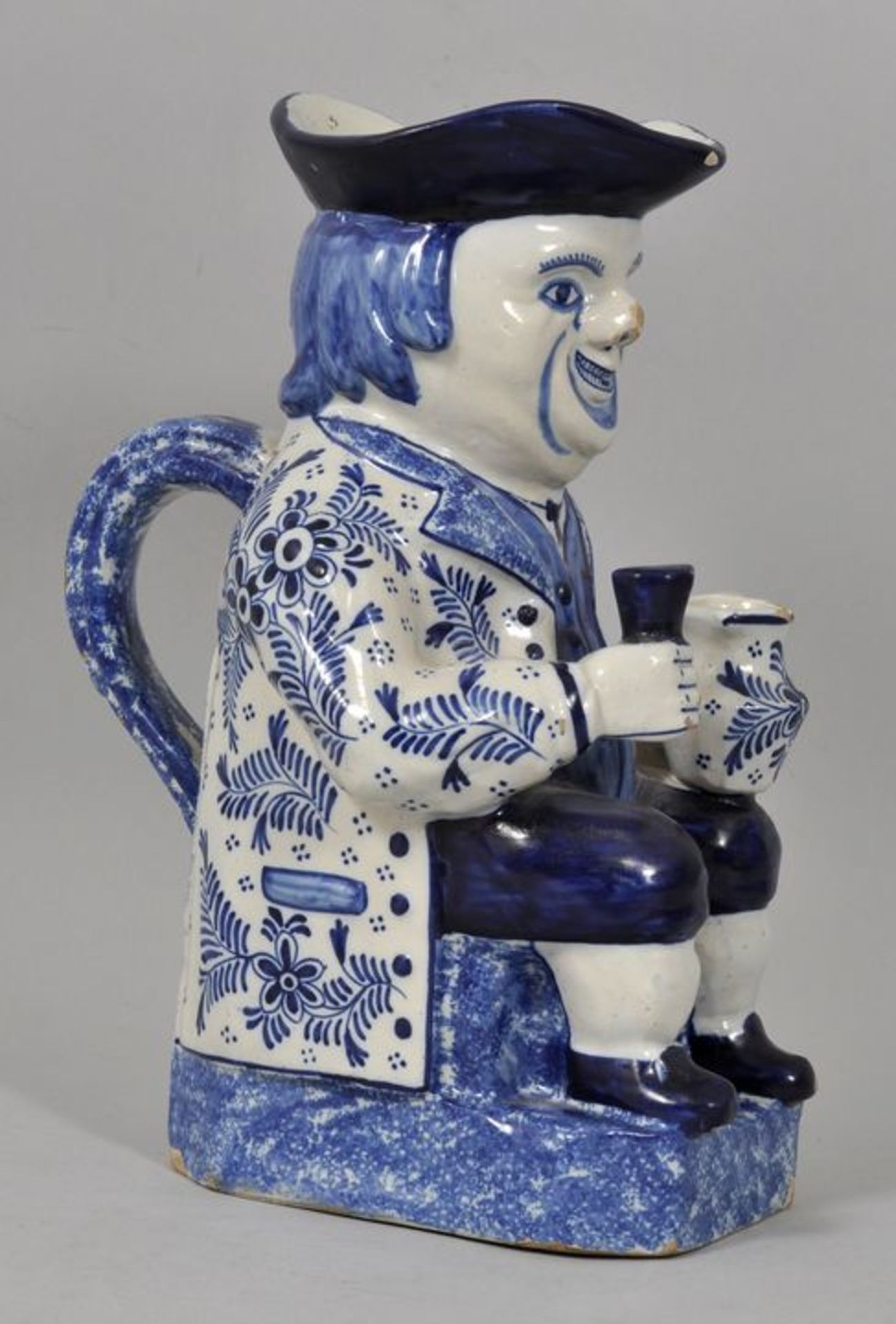 Großer Figurenkrug, sog. Toby jug, Delft, P. Verburg (?), 2. H. 18. / fr. 19. Jh. - Bild 2 aus 3