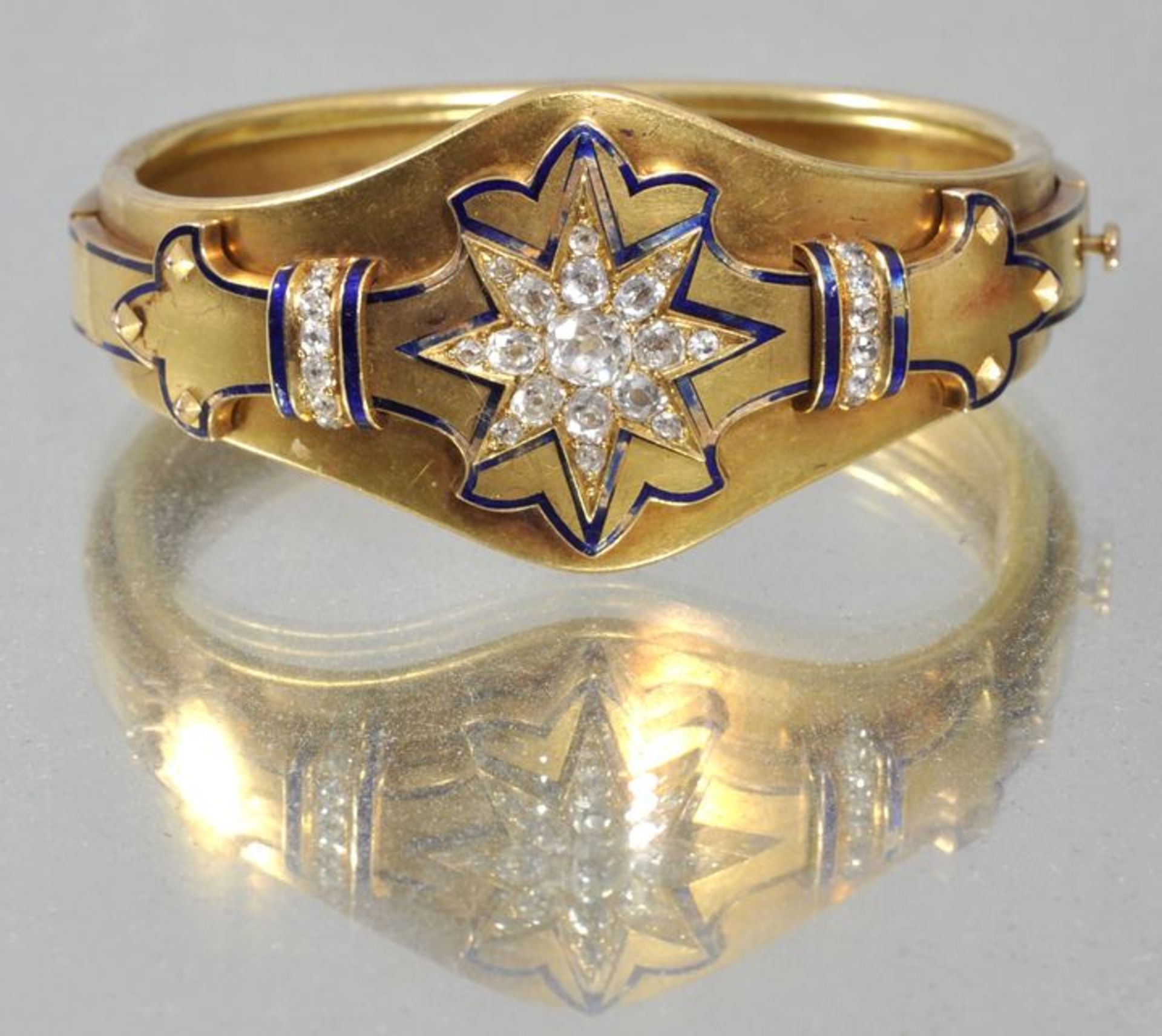 Goldener Armreif mit Diamanten