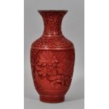 Schnitzlack-Vase, China, 19./20. Jh.