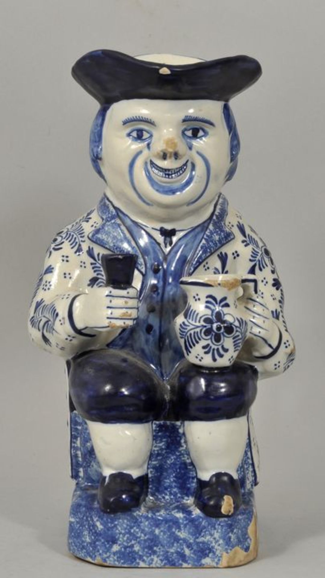 Großer Figurenkrug, sog. Toby jug, Delft, P. Verburg (?), 2. H. 18. / fr. 19. Jh.