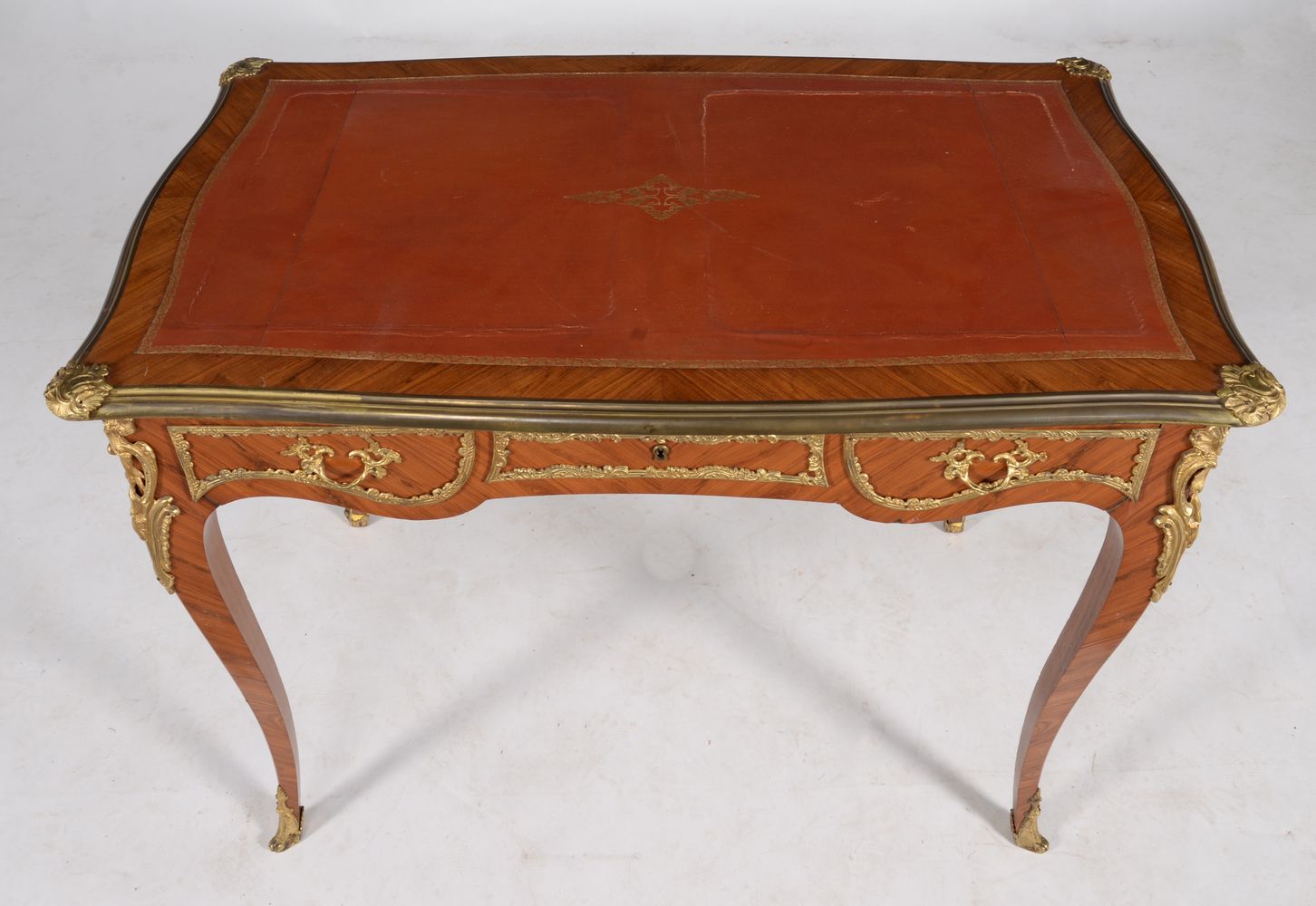 ϒ A tulipwood and gilt metal mounted writing table in Louis XVI style - Image 4 of 6