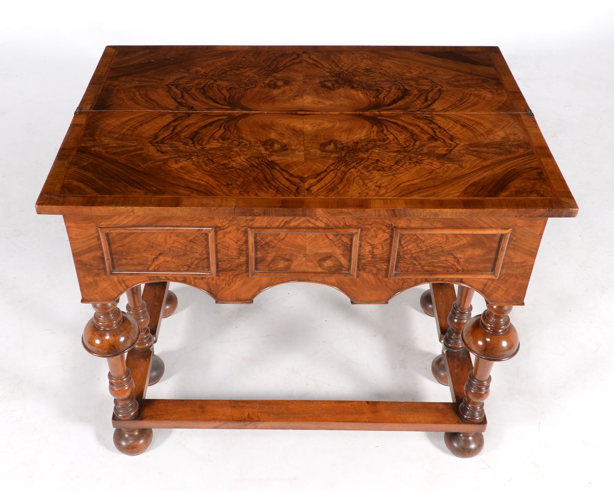 A figured walnut and feather banded tea or side table in William & Mary style - Image 3 of 5