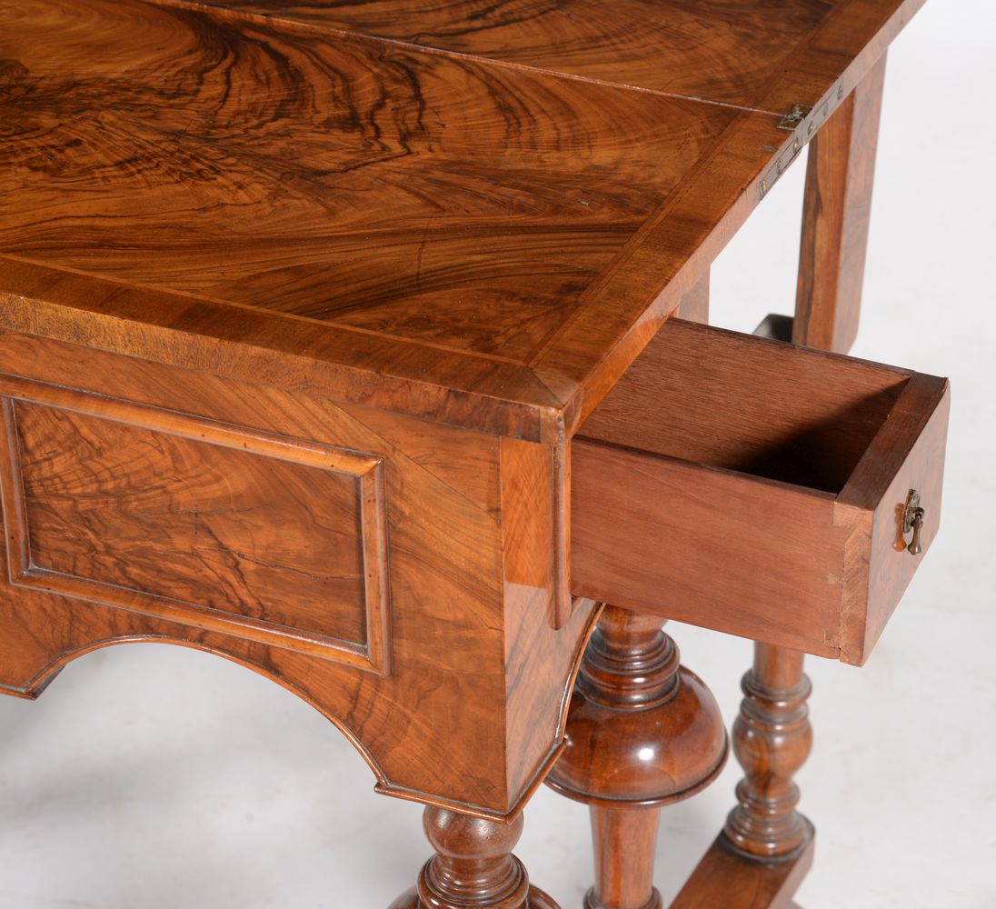 A figured walnut and feather banded tea or side table in William & Mary style - Image 5 of 5