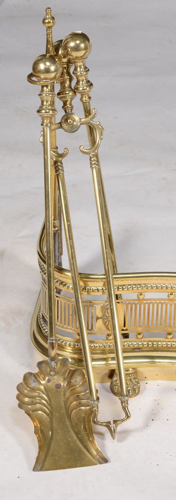 A cast and pierced brass fender in George III style - Image 2 of 2