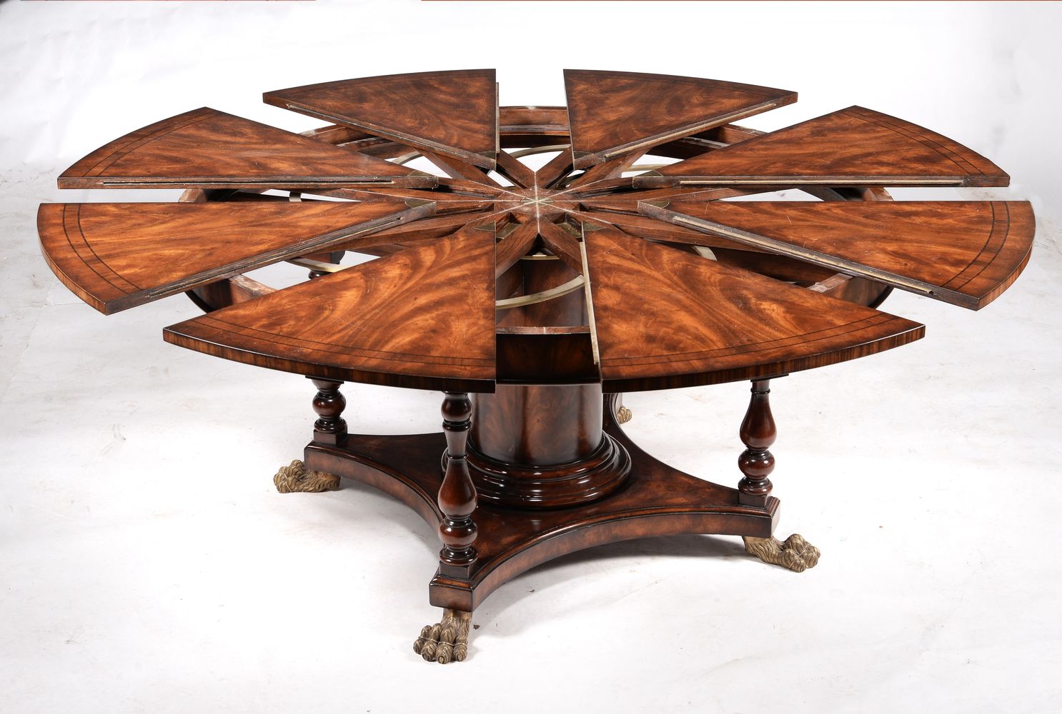 A flame mahogany extending dining table in William IV style - Image 3 of 4