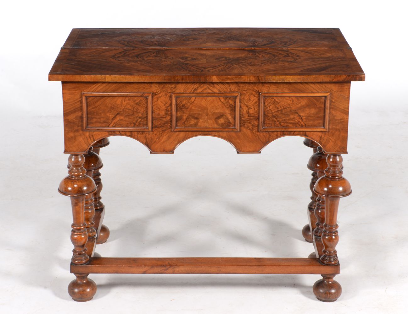 A figured walnut and feather banded tea or side table in William & Mary style - Image 2 of 5