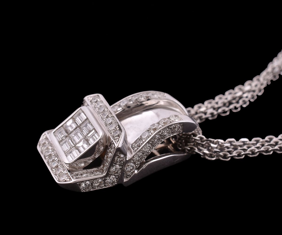 A diamond necklace - Image 2 of 2