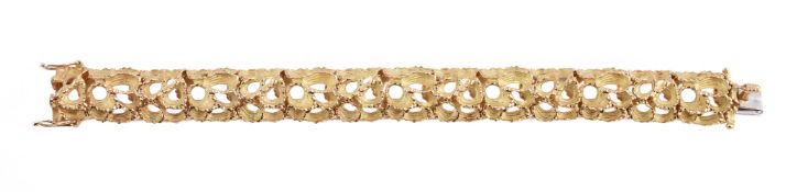 An 18 carat gold bracelet