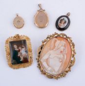 An miniature brooch/pendant