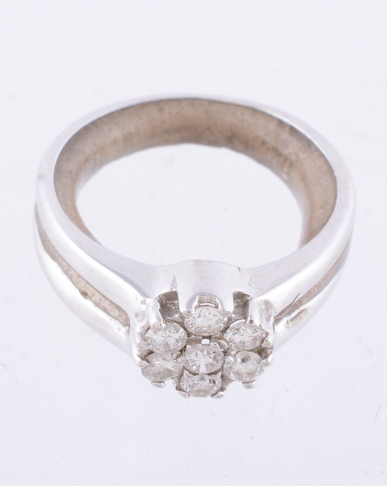 A diamond cluster ring - Image 2 of 2