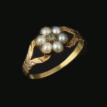 A pearl flower head ring