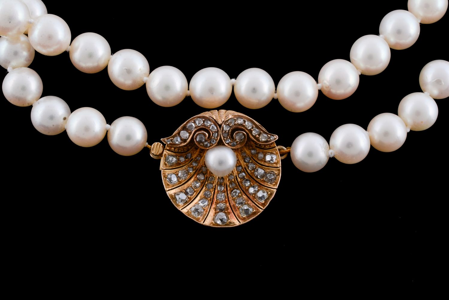 A single strand cultured pearl necklace - Image 2 of 2