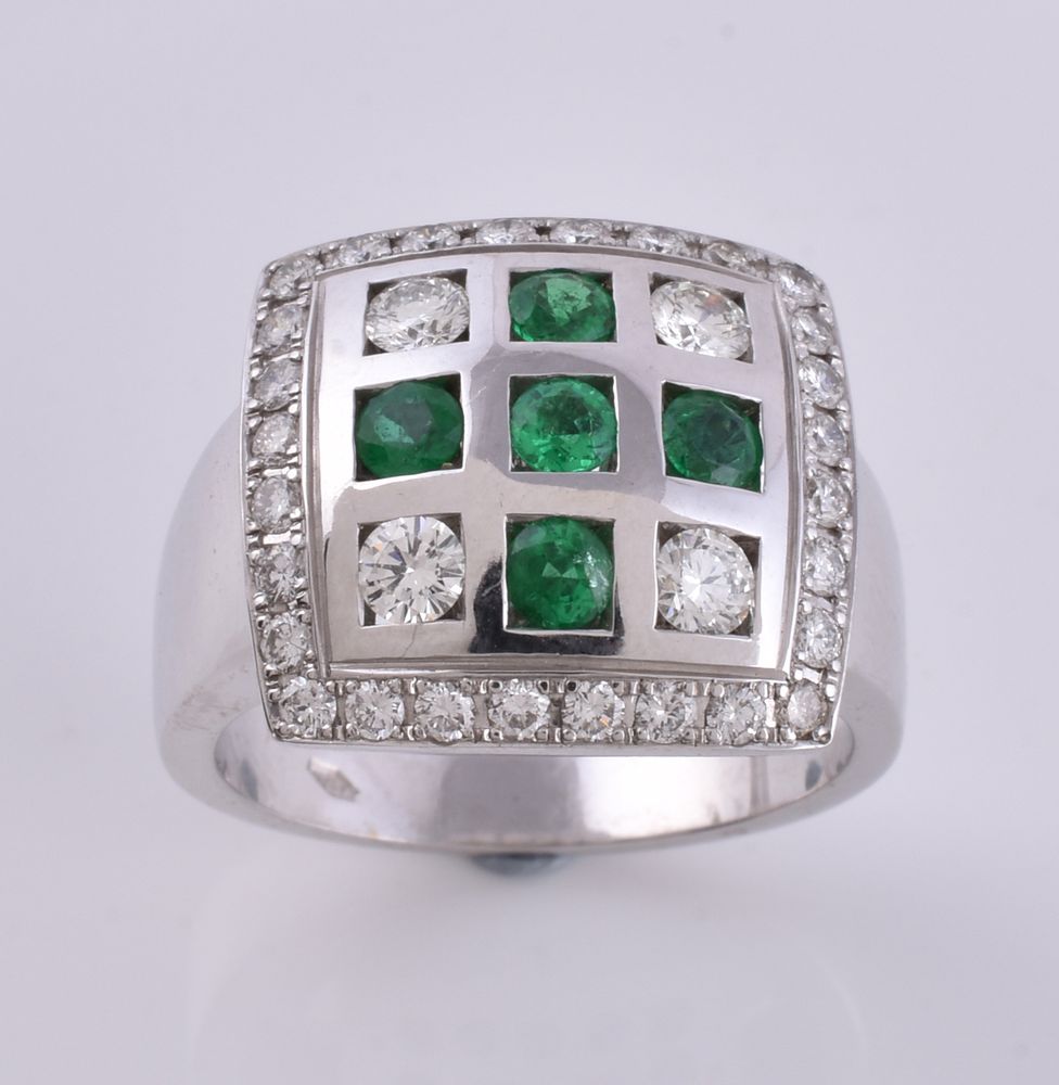An emerald and diamond ring - Image 2 of 3