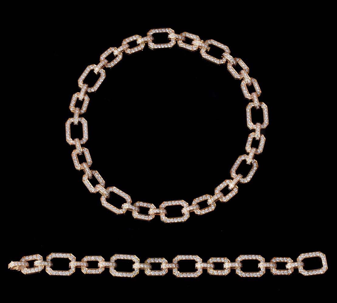 A diamond collar and bracelet