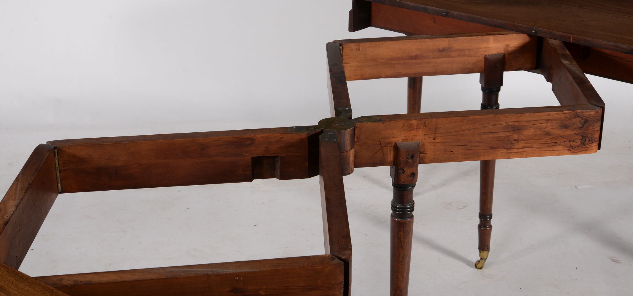 ϒ A Regency mahogany and ebony inlaid concertina action extending dining table, circa 1815 - Image 10 of 10