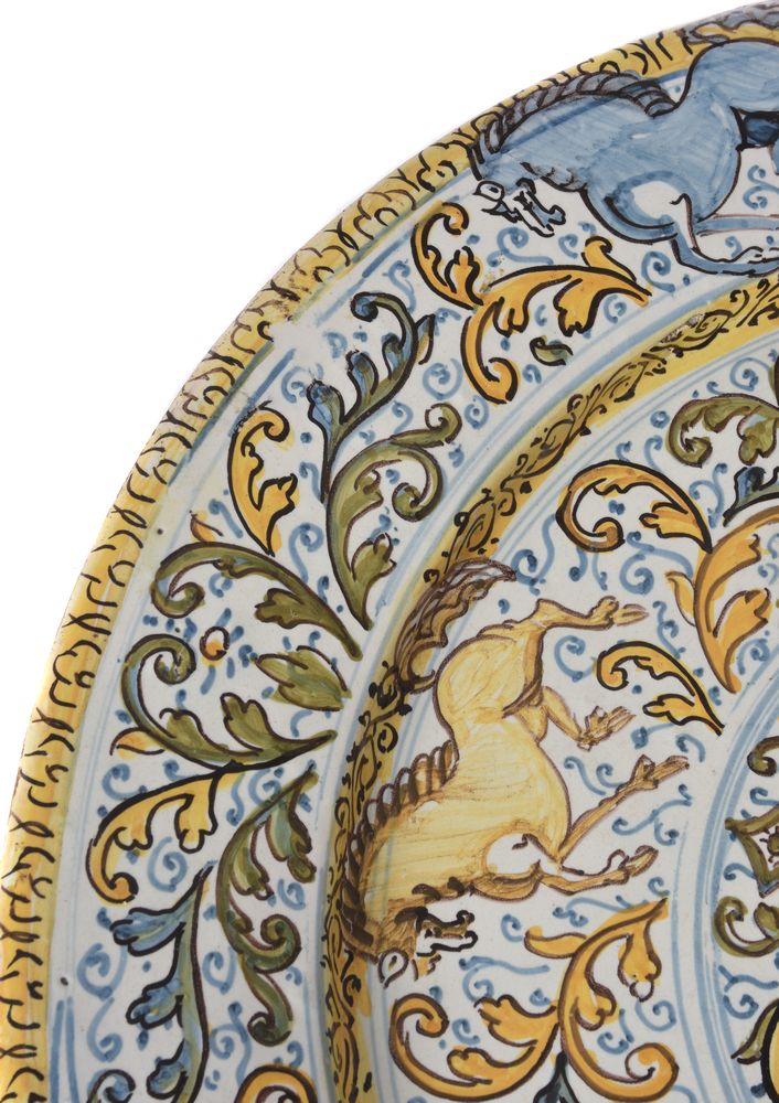 An Italian maiolica charger, probably Castelli, Abruzzo, late 17th/early 18th century - Image 3 of 4