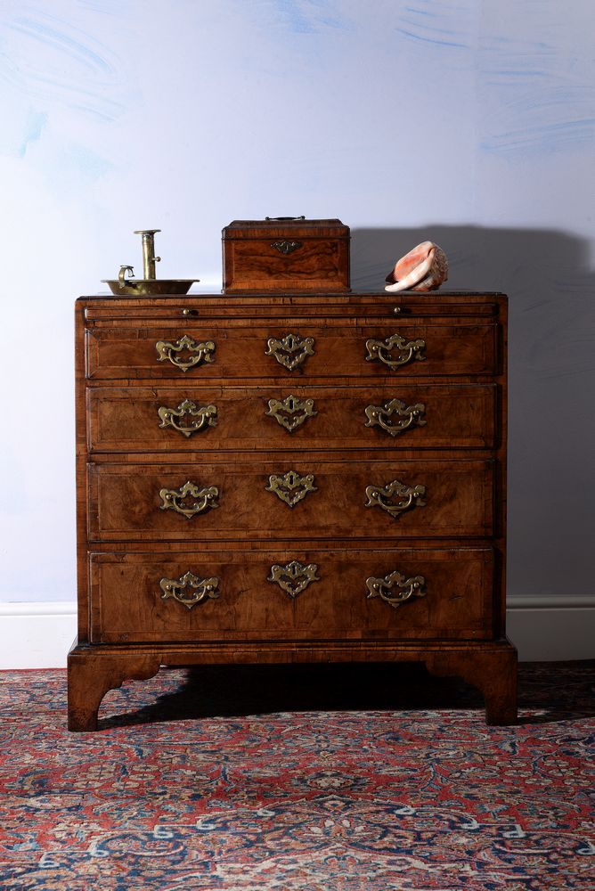 A George I walnut and feather banded chest of drawers, circa 1720 - Image 4 of 4