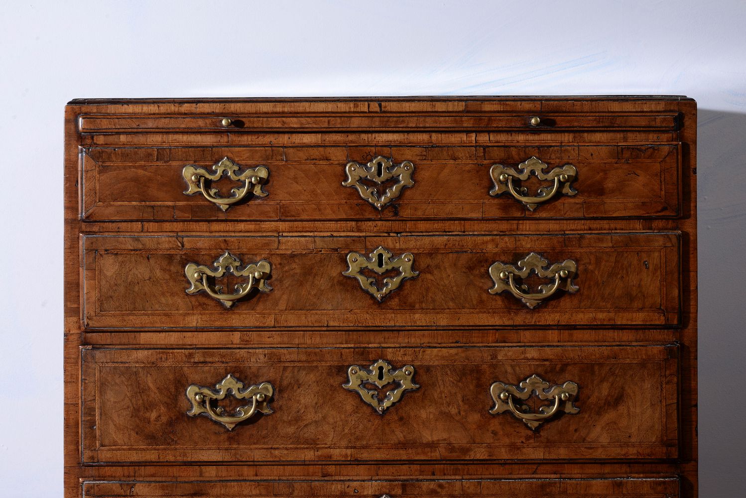 A George I walnut and feather banded chest of drawers, circa 1720 - Image 3 of 4