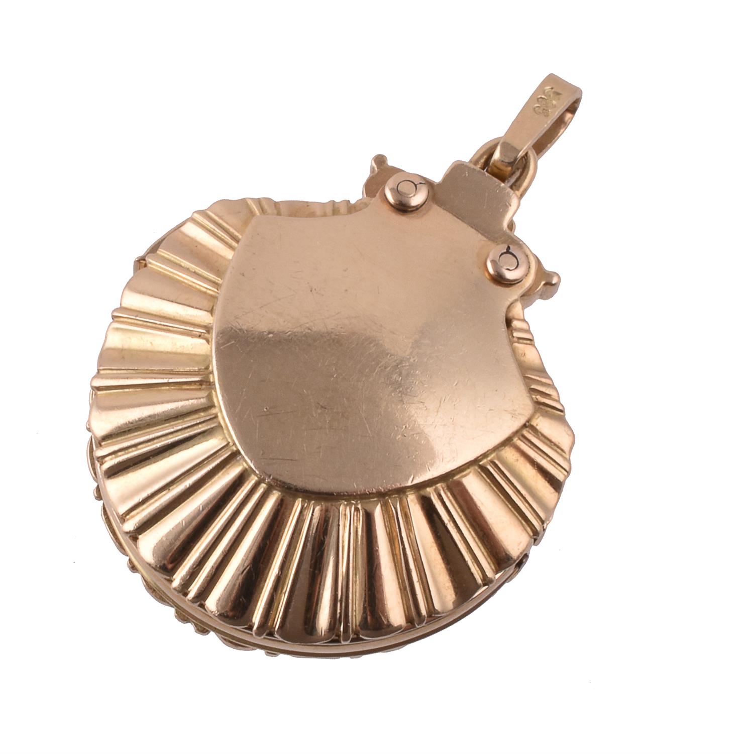 A gold coloured cornelian swivel seal pendant - Image 2 of 3