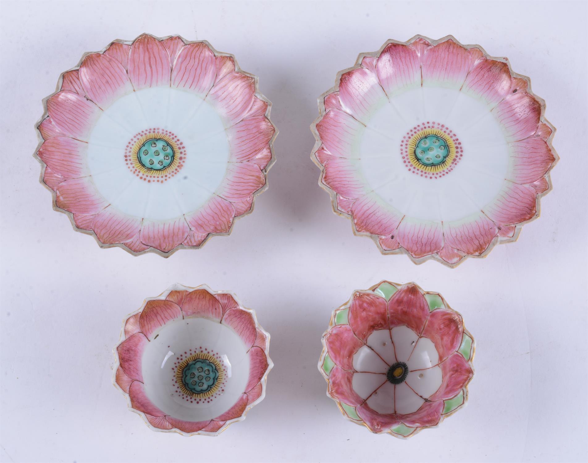 A pair of Chinese Famille Rose 'Lotus' tea bowls and saucers - Image 2 of 5