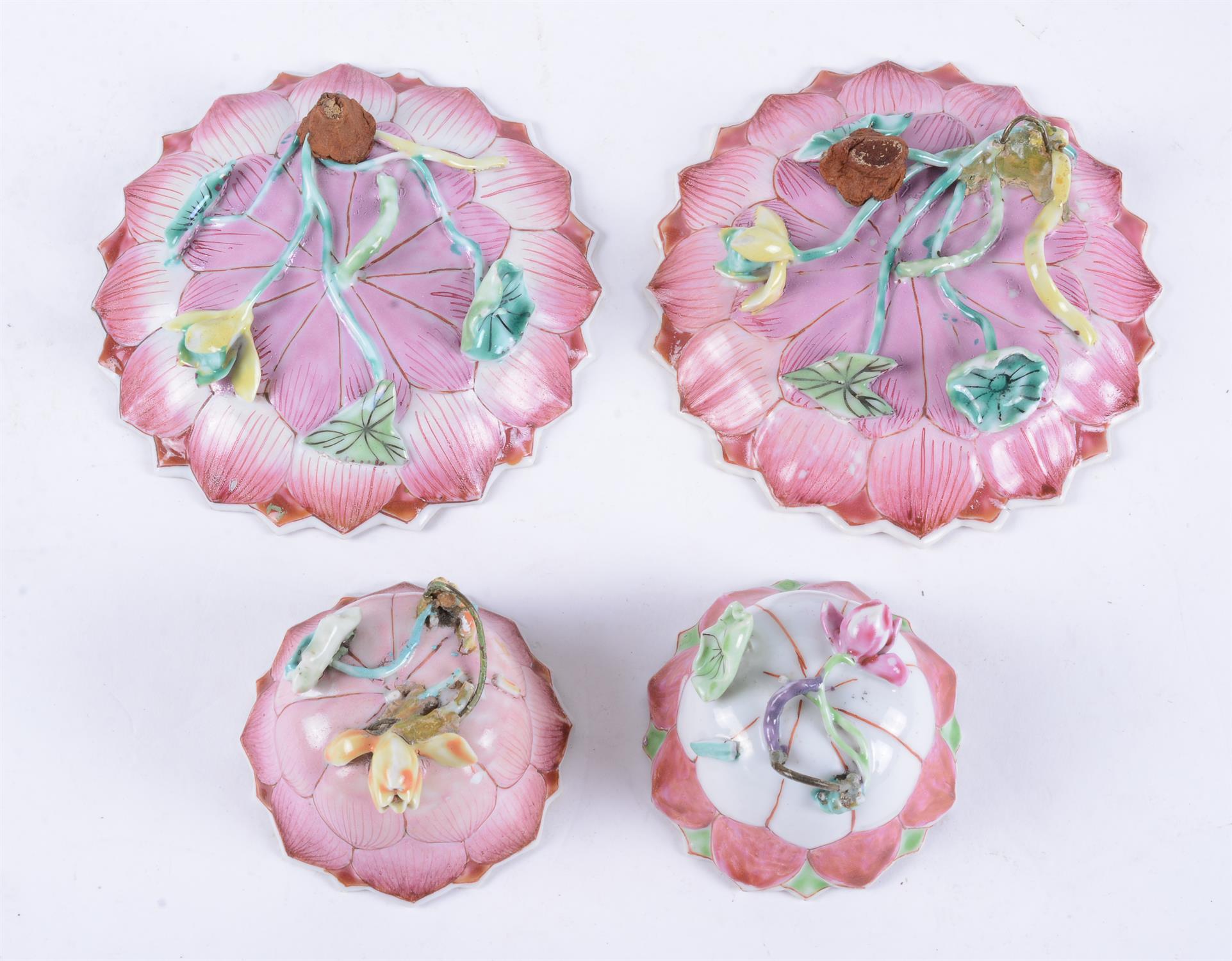 A pair of Chinese Famille Rose 'Lotus' tea bowls and saucers - Image 3 of 5