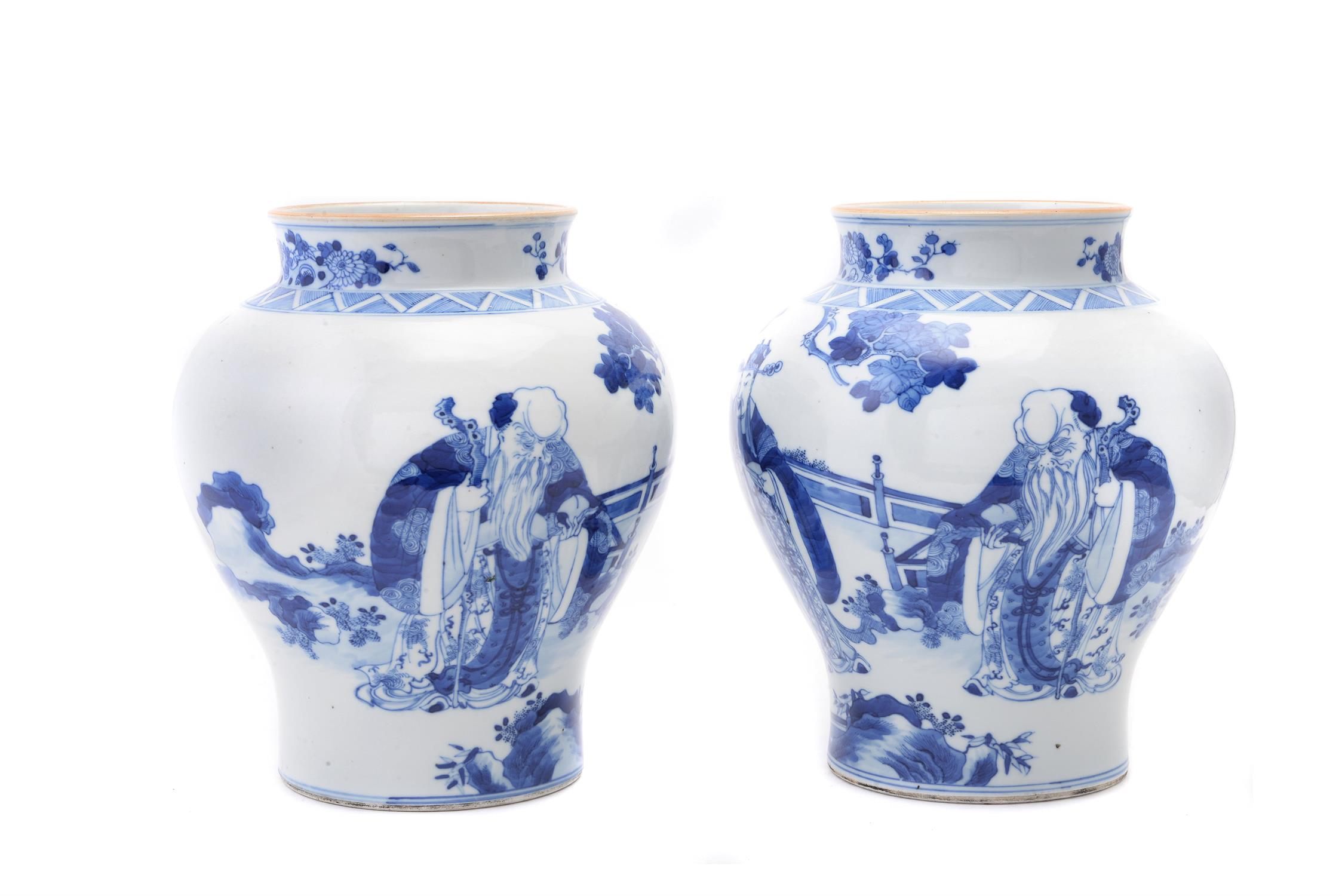 A pair of Chinese blue and white vases - Image 2 of 3