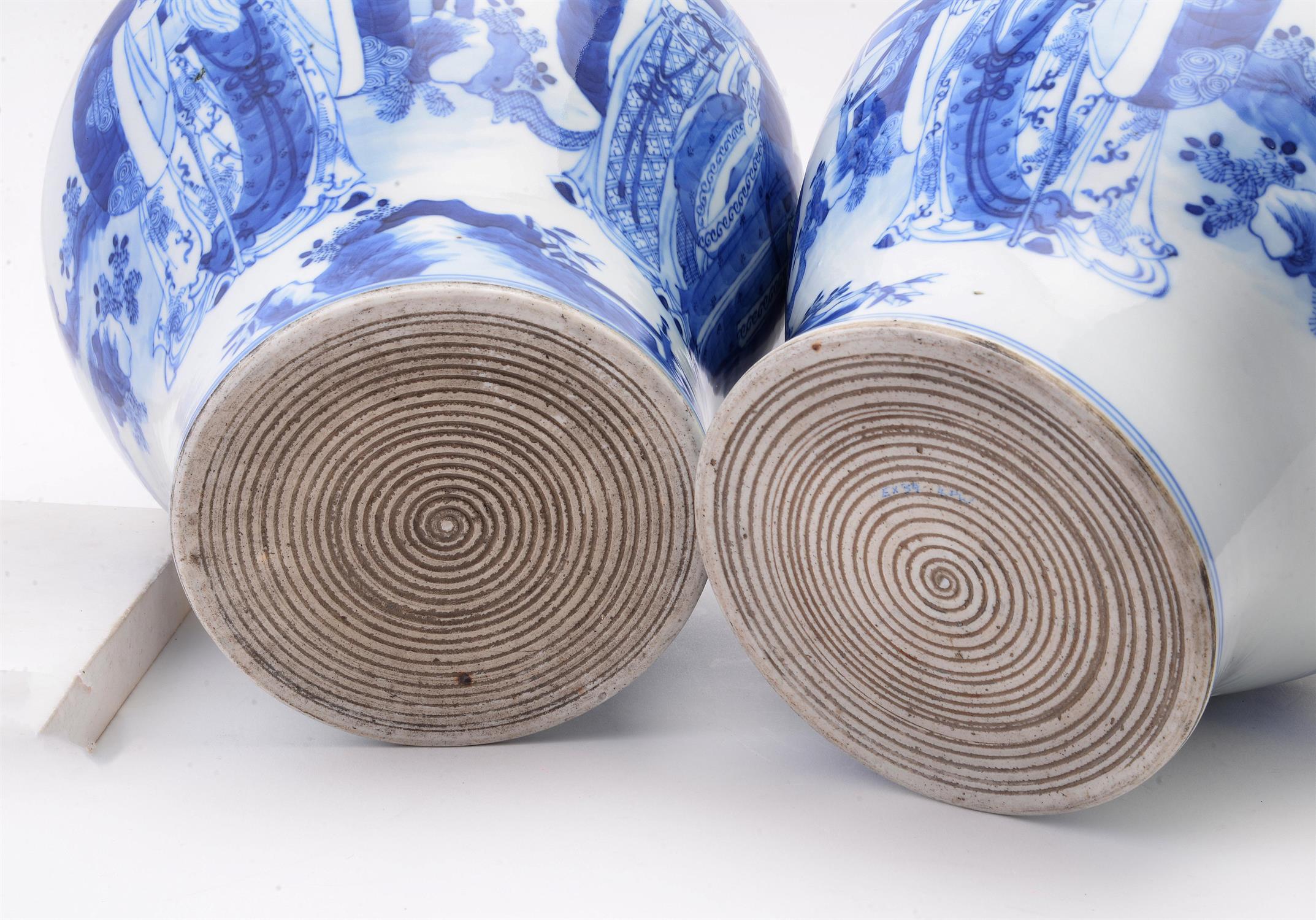 A pair of Chinese blue and white vases - Image 3 of 3