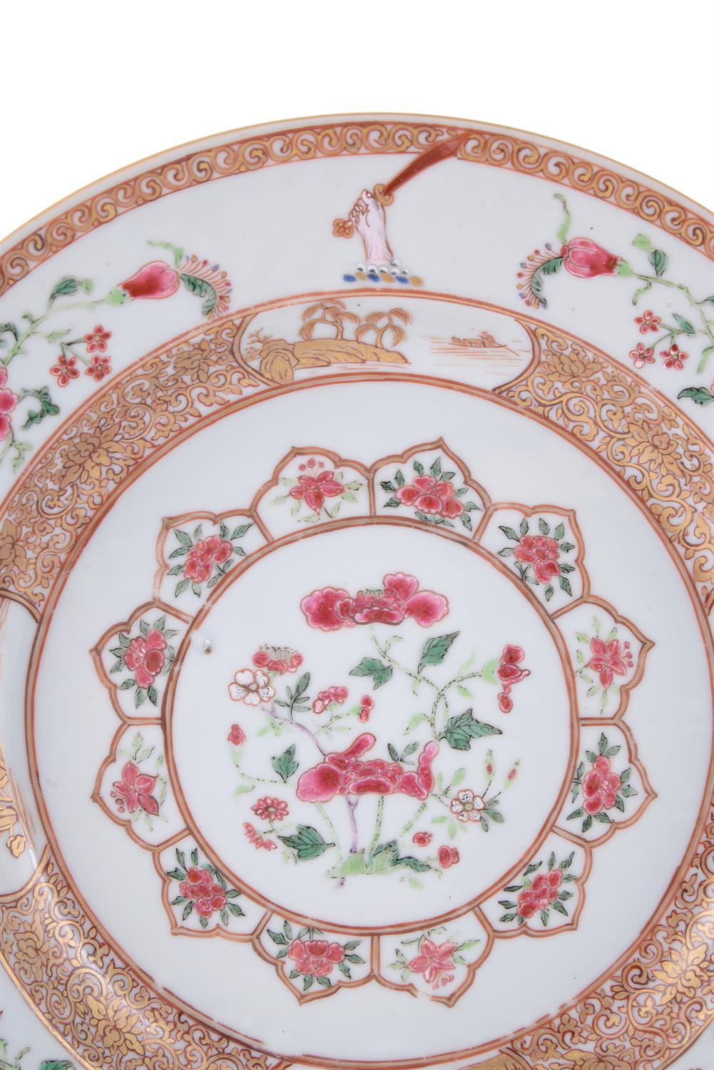 A Chinese 'Famille Rose' crested plate - Image 2 of 3