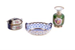 Three items of Worcester porcelain