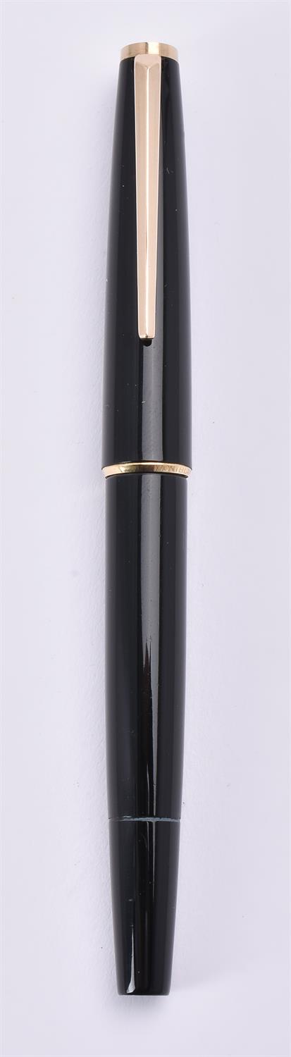 Montblanc, 320, a black fountain pen