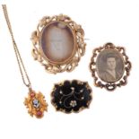 An 1830s gold mourning pendant