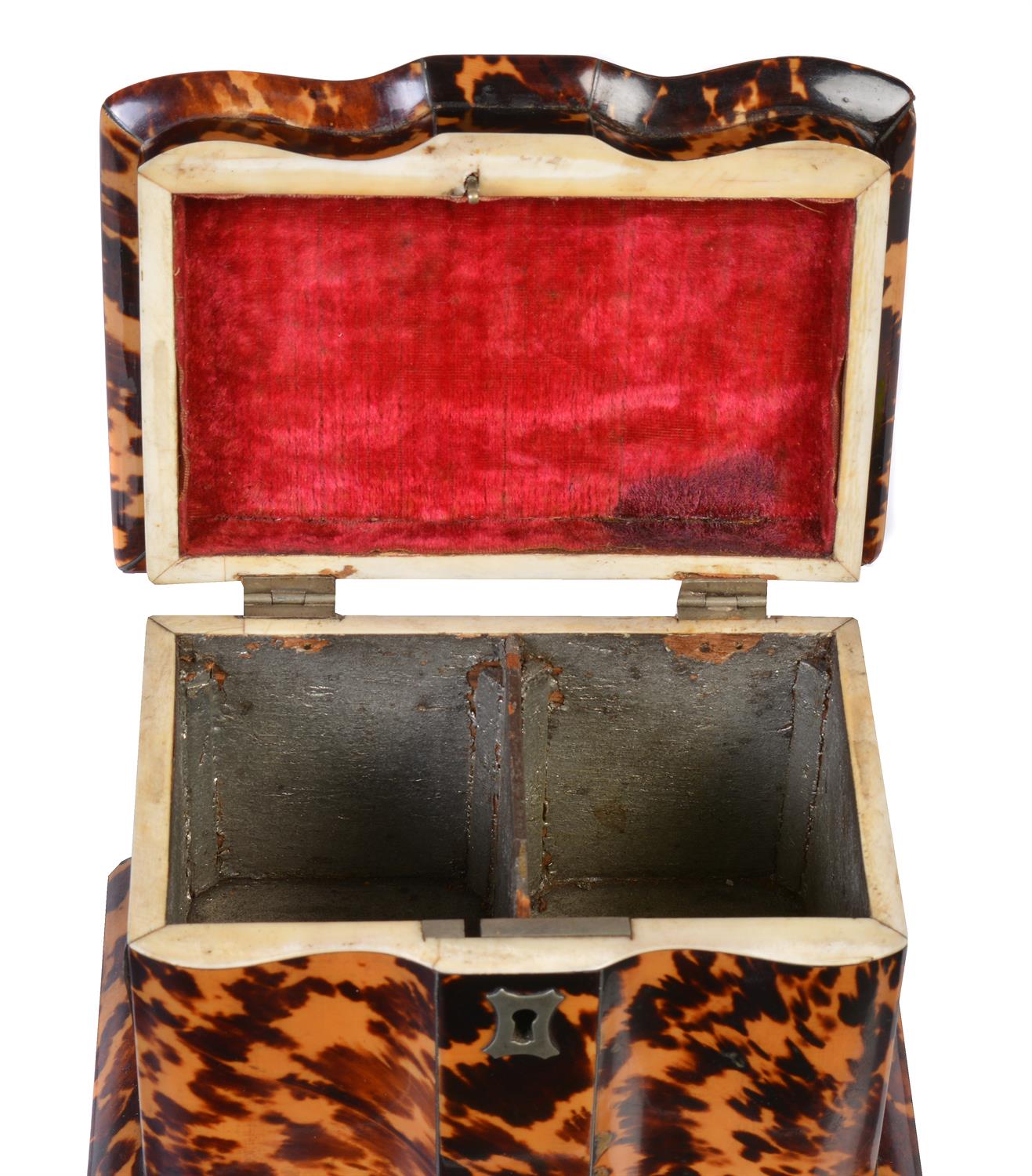 Y Y A George IV tortoiseshell veneered and ivory banded tea caddy - Image 2 of 2