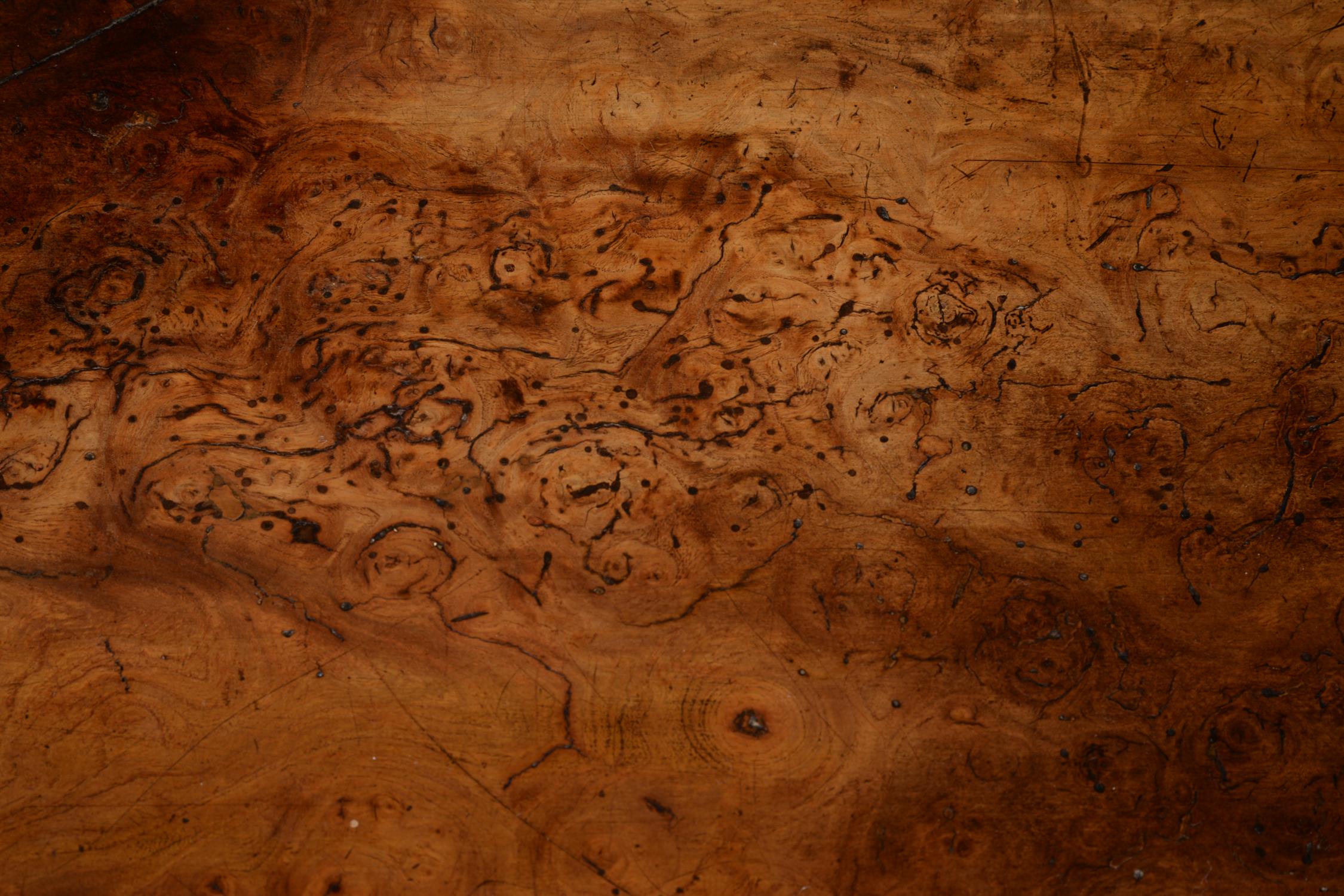 A George III burr elm chest of drawers, circa 1780 - Image 3 of 5