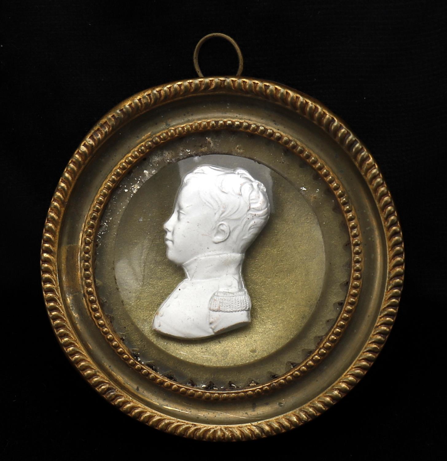 A small collection of sulphide cameo glass cameos - Image 12 of 12