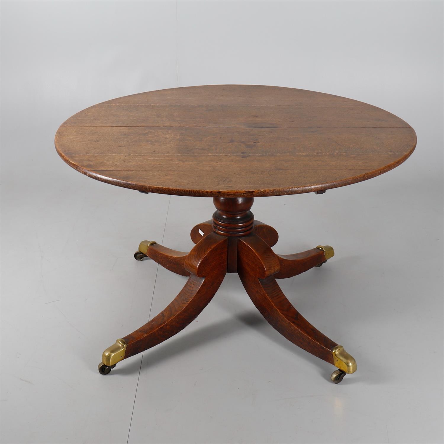 A George IV oak circular dining table - Image 2 of 2